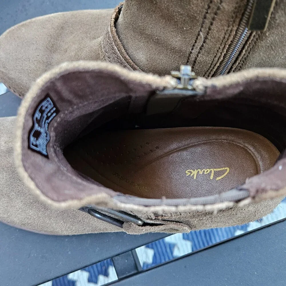 Clarks Lug Sole Brown Suede Boots - Sz 8 - Picture 6 of 7